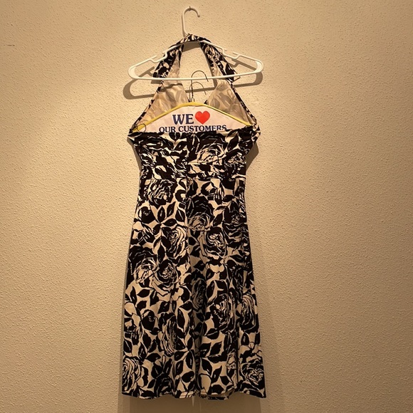 Black & white floral dress. Size: 4. Brand: White House Black Market - Picture 2 of 5